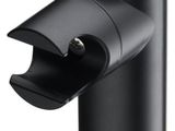 un gros plan d'un objet noir sur fond blanc