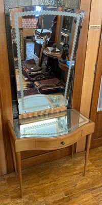 un miroir posé sur une petite table dans une pièce