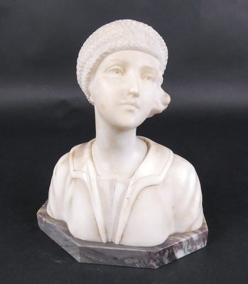 buste en marbre blanc représentant une femme coiffée d'un chapeau, sur fond noir