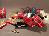 une pile de paquets de cigarettes et de cigarettes sur une table