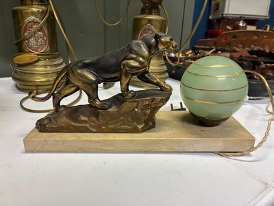 une statue représentant un chien et une balle posée sur une table