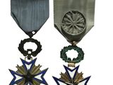 deux médailles et une médaille sont représentées sur un fond blanc