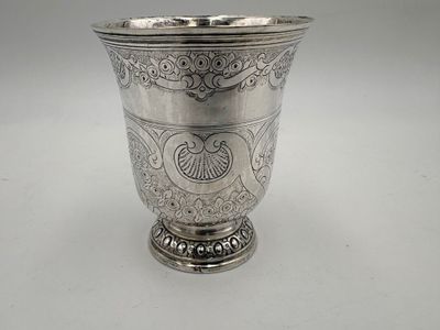 Timbale de forme tulipe en argent, corps gravé, pièdouche à … - Photo 1