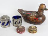 une figurine de canard et d'autres objets décoratifs posés sur une table
