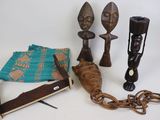 de nombreux objets posés ensemble sur la table