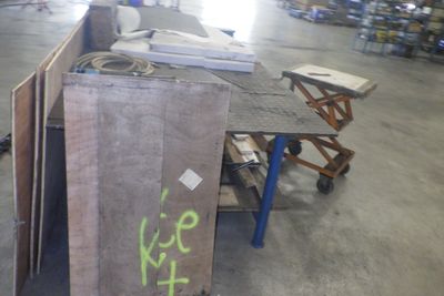 un grand nombre de cartons posés sur le sol