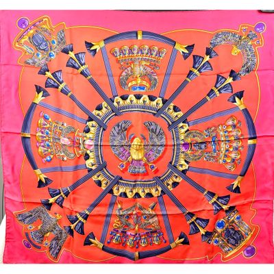 une image représentant un foulard en soie rouge orné d'un motif circulaire
