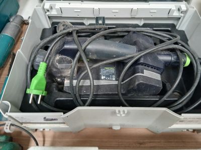 une boîte avec un tas d'outils à l'intérieur