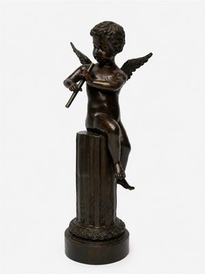 une image représentant une statue en bronze de Cupidon tenant une flûte