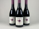 trois bouteilles de vin posées sur une table