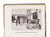 photographie en noir et blanc d'un homme debout devant une machine