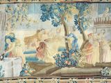 une tapisserie accrochée au mur d'une pièce