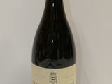 une bouteille de vin posée sur une table