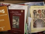 plusieurs livres sont empilés dans une boîte