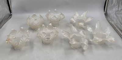 un ensemble de vases en verre posés sur une surface blanche