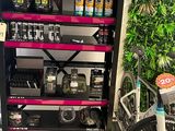 un vélo garé devant un porte-vélos