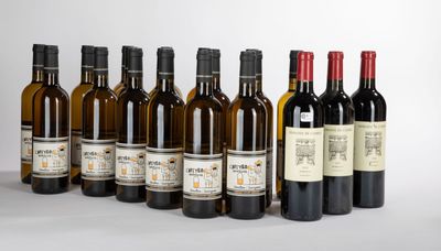 plusieurs bouteilles de vin sont alignées sur une table