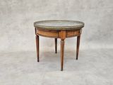 une vieille table en bois avec un plateau en verre sur fond blanc