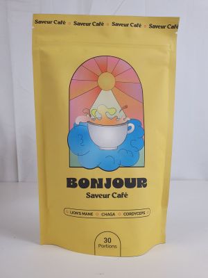 un paquet de café posé sur une table