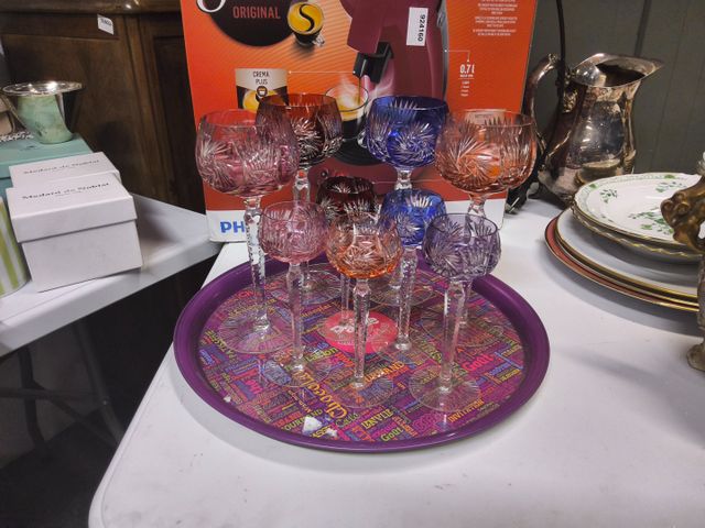 Lot de 4 verres à vin et 5 verres à porto en cristal coloré