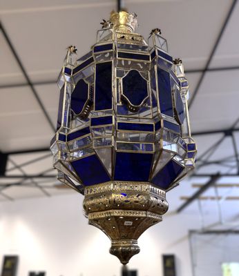 une lampe en verre bleu suspendue au plafond d'une pièce