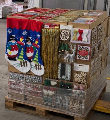 une palette sur laquelle sont empilées des décorations de Noël