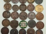 gros plan d'un paquet de pièces de monnaie sur une surface blanche