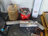 une photo d'une pièce où se trouvent un ventilateur et d'autres objets