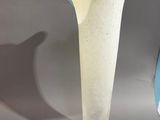 deux vases posés l'un à côté de l'autre sur une table