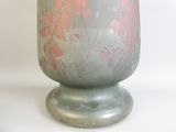 un vase vert orné d'un motif rouge
