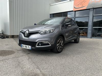 l'avant d'une voiture grise garée devant un immeuble