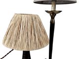 une lampe placée à côté d'un abat-jour