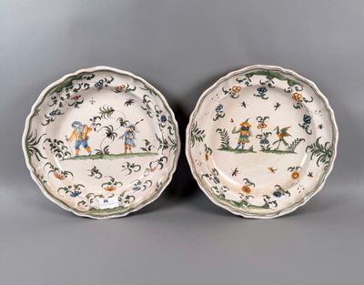 Deux plats rond creux en faïence à décor de personnages et f…