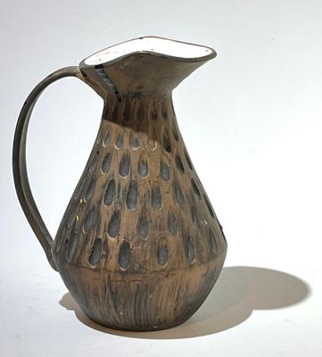 Fabrique ROMACREA. Pichet en terre cuite émaillé brun et blanc. Signé 