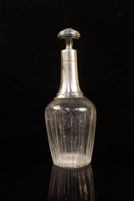 Carafe en cristal taillé à monture au col et bouchon en arge…