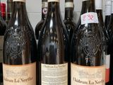 plusieurs bouteilles de vin sont alignées sur un comptoir
