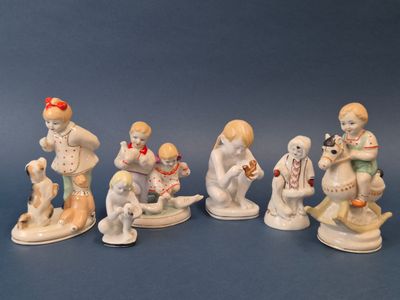 cinq figurines représentant des enfants jouant avec des jouets sur un fond bleu