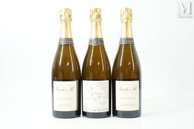 trois bouteilles de vin posées les unes à côté des autres sur une surface blanche