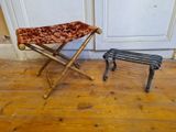 un petit tabouret et un autre petit tabouret posés sur un plancher en bois
