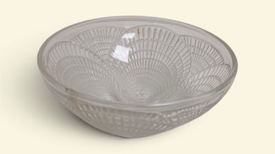 René LALIQUE (1860-1945) Ravier en verre moulé à décor de co…