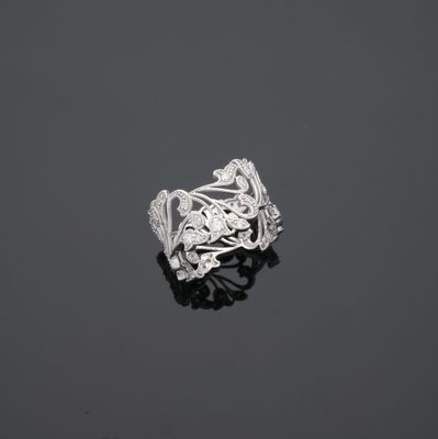 une bague en or blanc et diamants, signée Van Cleef