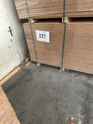 beaucoup de caisses en bois dans un entrepôt