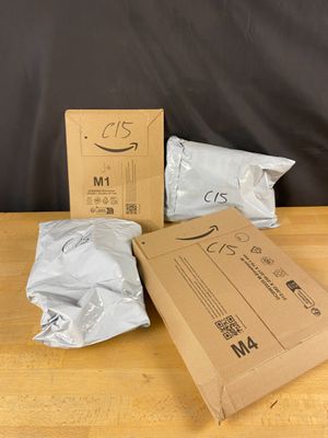 une boîte de nourriture posée sur une table à côté d'un sac de nourriture
