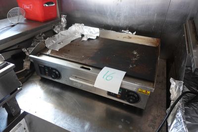 une photo d'une cuisine professionnelle équipée d'une cuisinière et d'autres appareils électroménagers