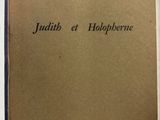 un vieux livre écrit posé sur une table