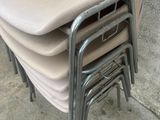 quatre chaises empilées sur le trottoir