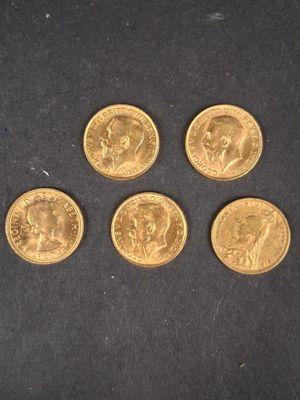 quatre pièces d'or portant l'image d'un homme et d'une femme