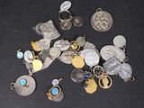 un tas de pièces d'argent et d'or posées sur une surface noire