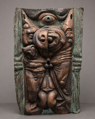une statue en bronze d'une femme tenant un enfant dans ses bras