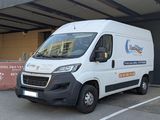 une camionnette blanche garée dans un parking